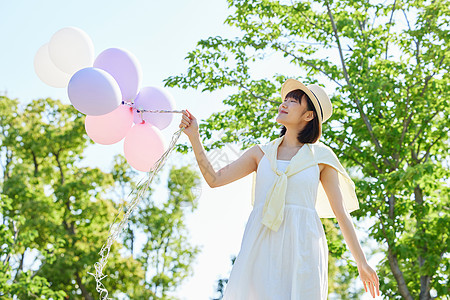 夏日活力女生手拿气球图片