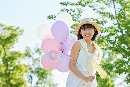 森系女孩公园活力女生手拿气球写真背景