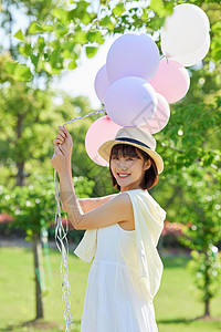 夏天美女户外手拿气球的元气少女背景