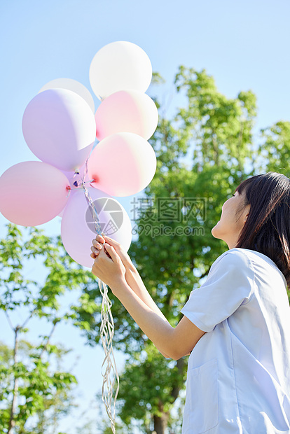 可爱女学生放飞气球图片