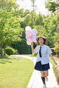 夏天清爽户外女学生手拿气球奔跑背景