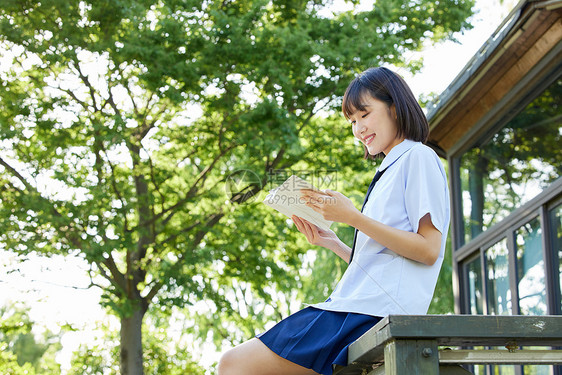 阳光下看书的女学生图片