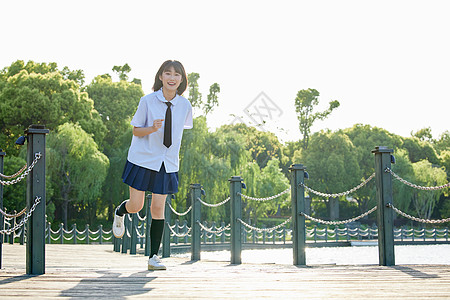 森系女孩夏日活力青春校服女性背景