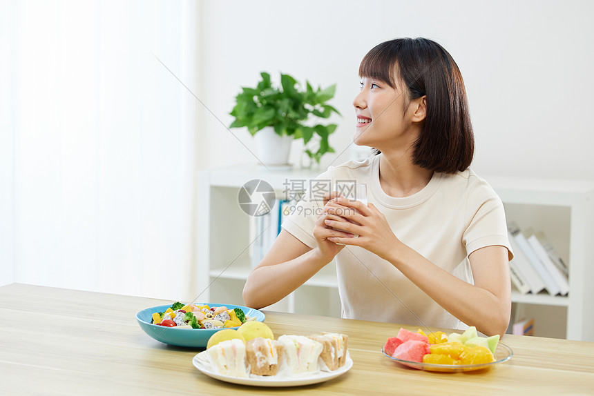 室内女性健康早餐图片