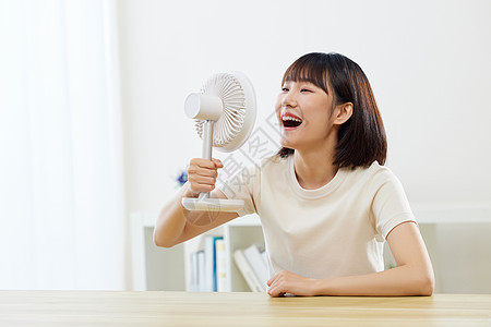 活泼女孩手举电风扇背景图片