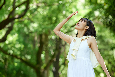 清爽森系女孩年轻女孩室外散步享受阳光背景