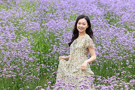 薰衣草花田里的碎花长裙女性图片