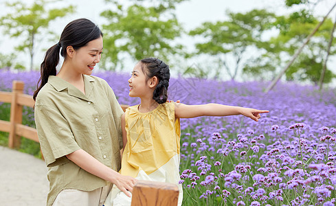 母女在公园一起欣赏花朵图片