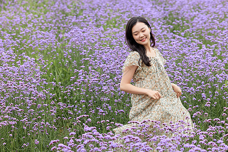 马鞭草花丛中的美女旋转图片