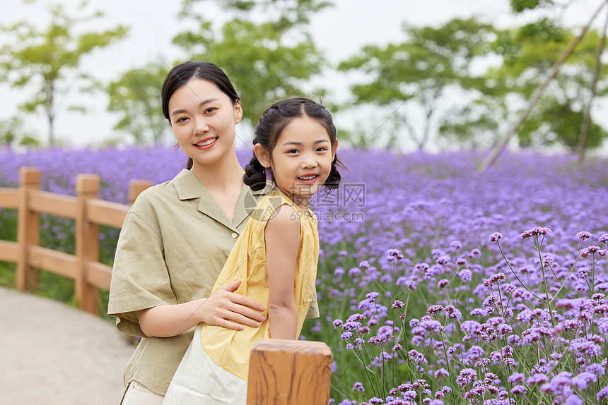 一起逛公园的母女形象图片