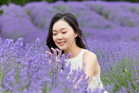 女生近距离观察薰衣草图片