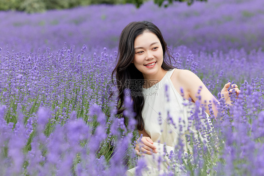 女生近距离欣赏薰衣草图片