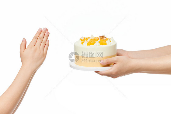 对着生日蛋糕许愿图片