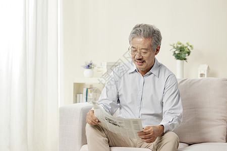 老年男性居家看报纸图片