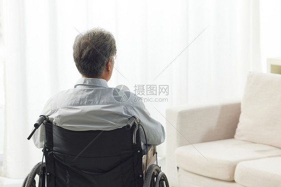 坐在轮椅上孤独的老人背影图片
