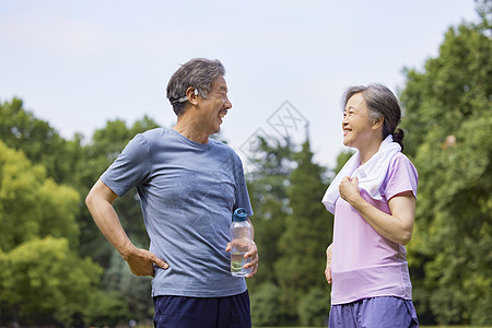 锻炼身体老年人运动休息聊天背景
