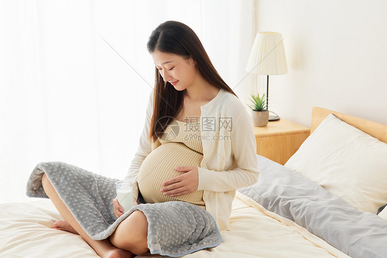居家休息的孕妇妈妈图片