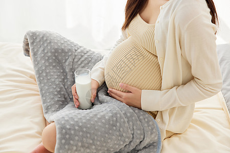 居家养胎的准妈妈喝牛奶特写高清图片