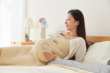 产妇婴儿孕妇妈妈手拿宝宝袜子背景