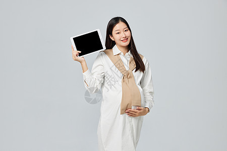 孕妇妈妈展示平板电脑图片
