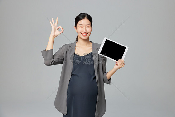 职场孕妇手拿平板电脑ok形象图片