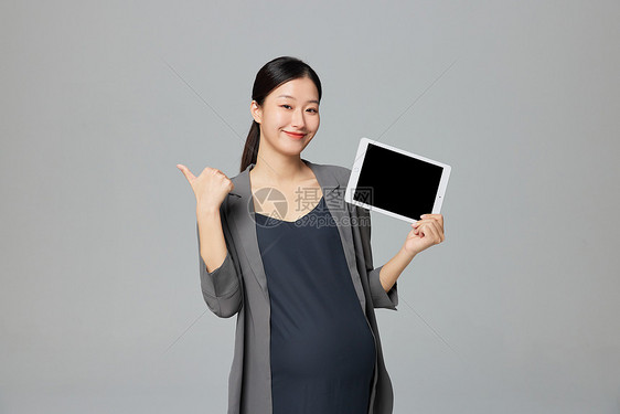 职场孕妇手拿平板电脑点赞形象图片