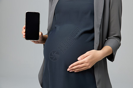 商务孕妇妈妈展示手机屏幕特写图片