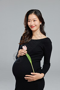 时尚美丽孕妇手持花束图片