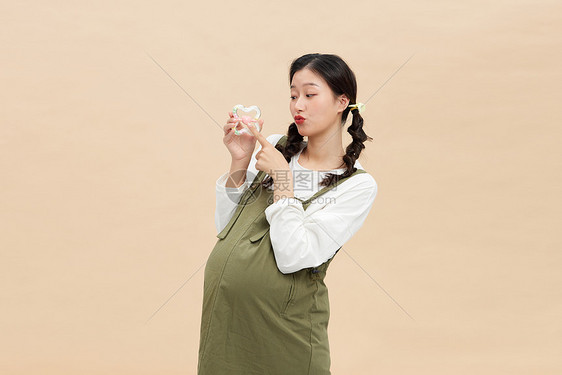 孕妇手拿婴儿玩具图片