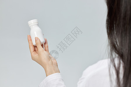 女性吃药养护秀发图片