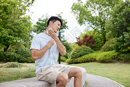 她沉眠在夏日里在公园里擦汗的男性背景