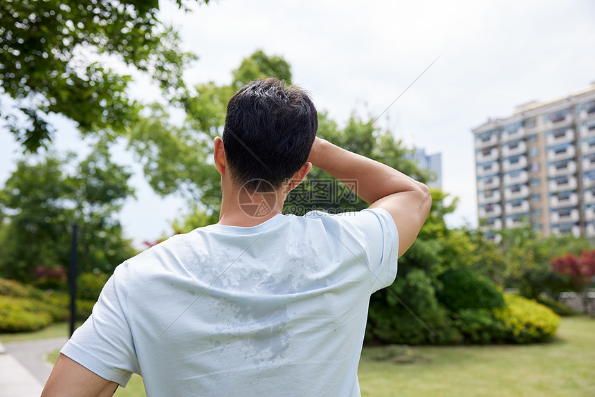 后背出汗的男人图片