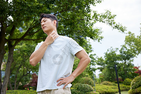 男子擦拭汗水图片