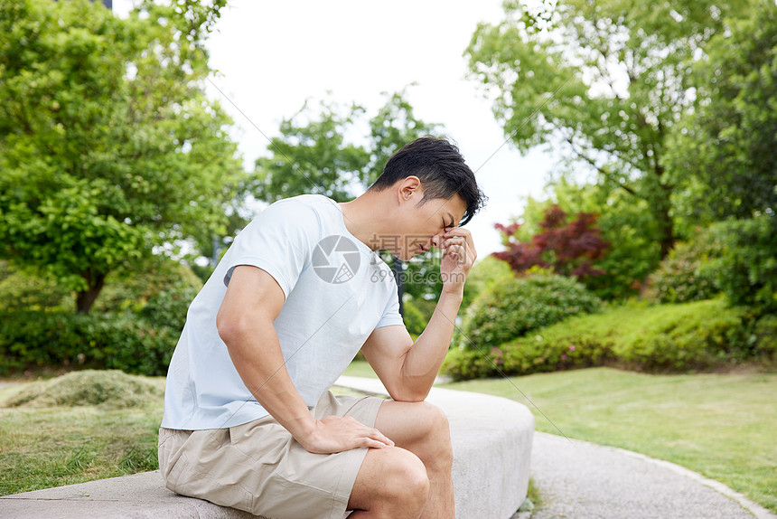 男子在公园热到中暑图片