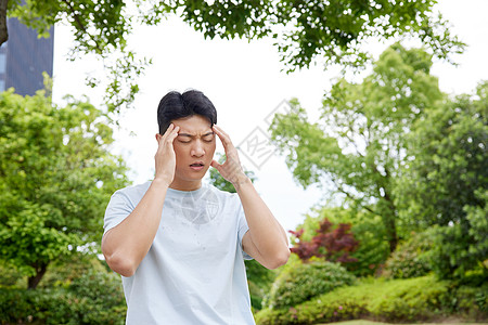 男子夏日热到头晕中暑高清图片