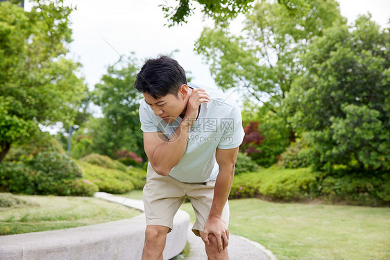 闷热的天气男子休息擦汗图片