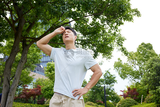 男子夏日热到头晕图片