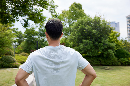 炎热夏日在公园暴晒的男人图片