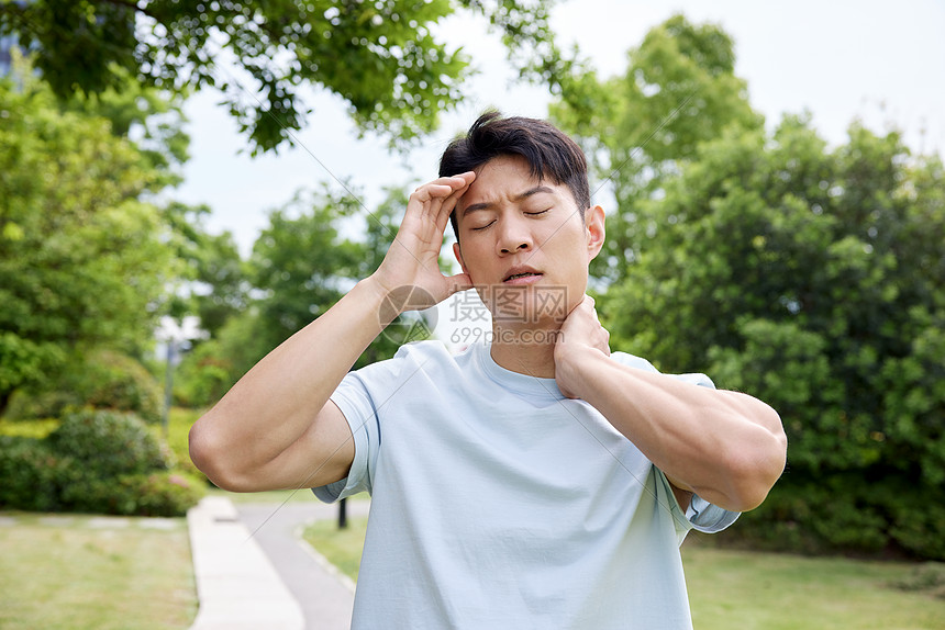 烈日下中暑的行人高清图片下载-正版图片507713898-摄图网