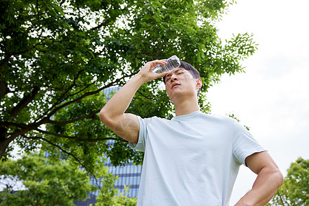 烈日下中暑的男人图片