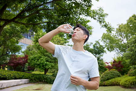 夏日大口喝水的男人图片