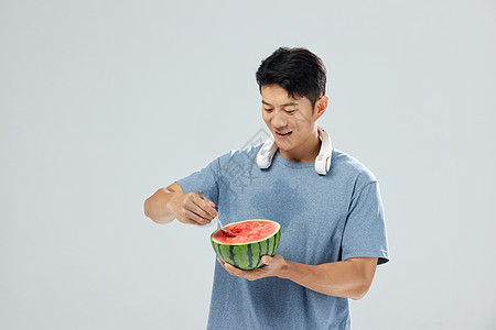 男人夏日吃冰西瓜图片
