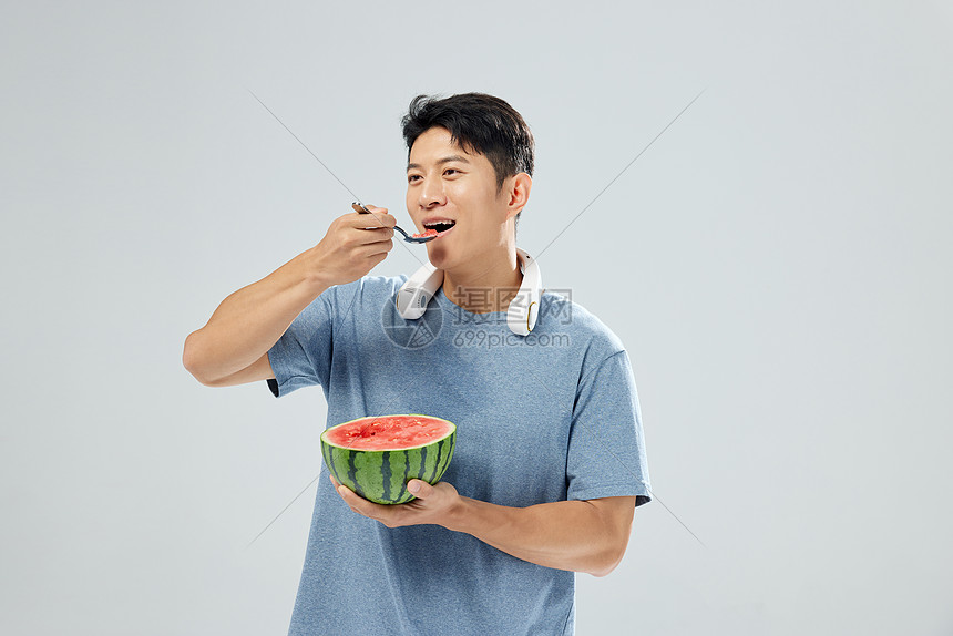 夏日男人吃冰西瓜解暑图片