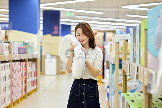 超市选购体验枕头的女人图片