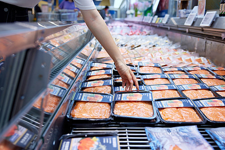 超市冰柜里的三文鱼背景图片