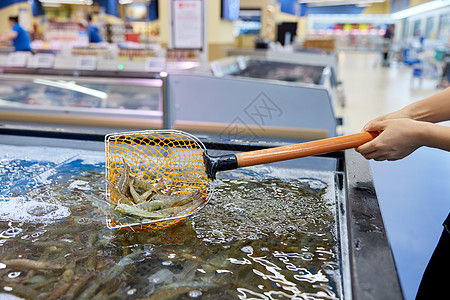 超市打捞生鲜鱼虾特写图片