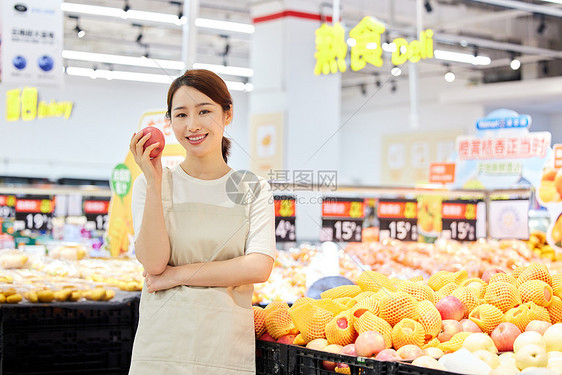 店员手中的新鲜苹果图片