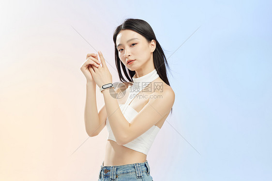 佩带手环的少女形象图片