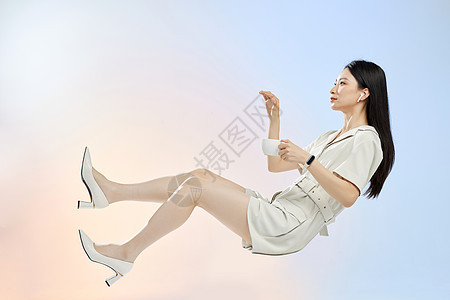 悬浮在空中虚拟办公的女人图片