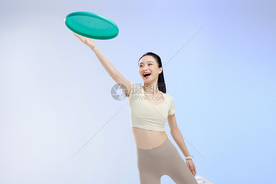 投掷飞盘的运动女性图片